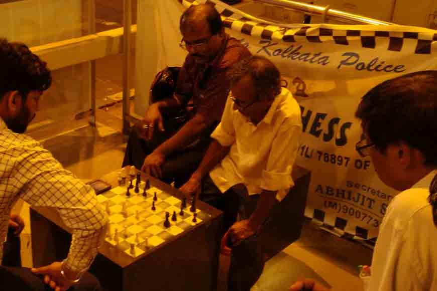 Chess Club  Meet some of the regular chess players and members of the  Gariahat Chess Club, under Kolkata's Gariahat flyover - Telegraph India