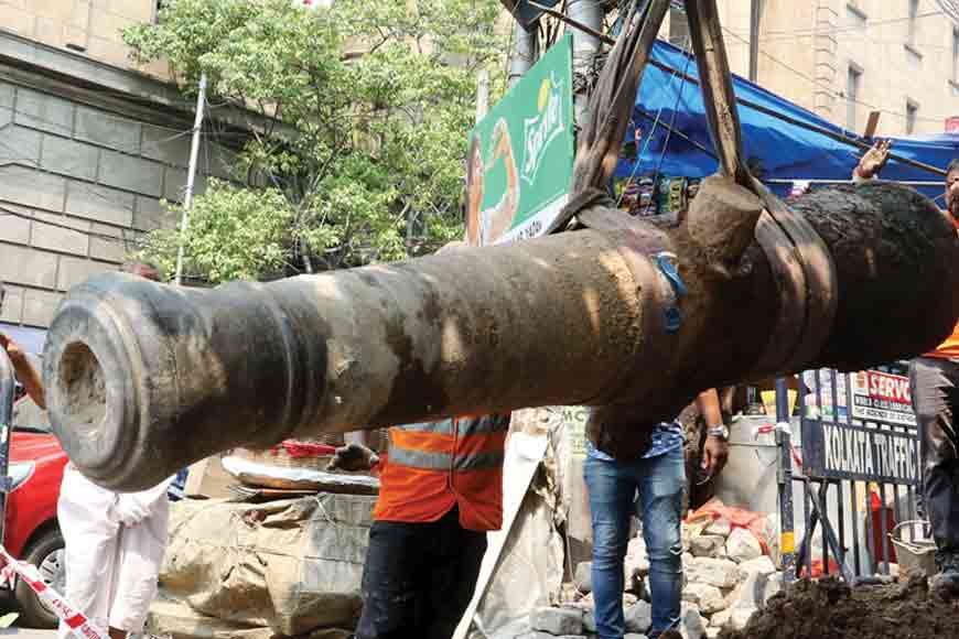 British-era cannon pulled out from a busy pavement in Kolkata!