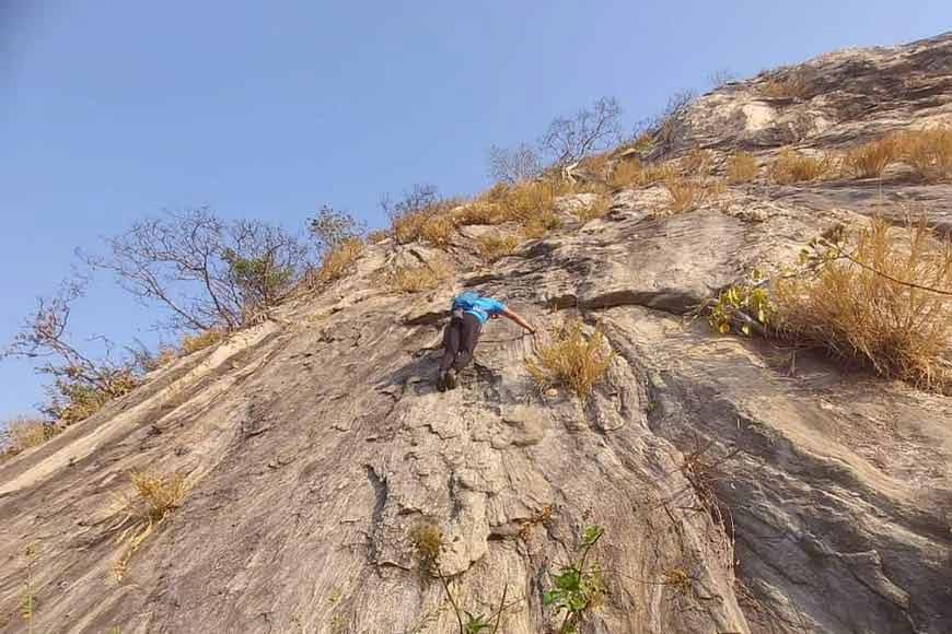Jadavpur’s Raja Das creates history by climbing Gojaburu with bare hands