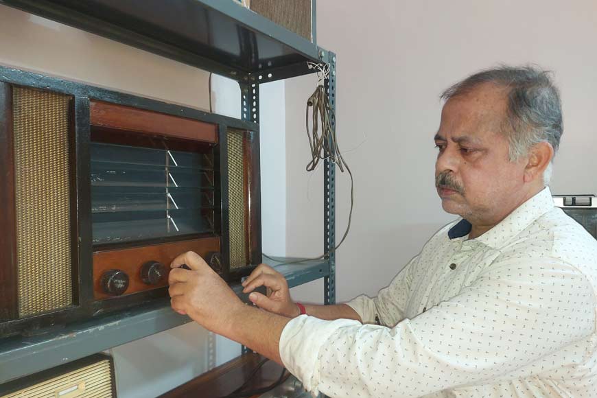 The fascinating journey of Hindol Roy, the antique gadget collector - GetBengal story
