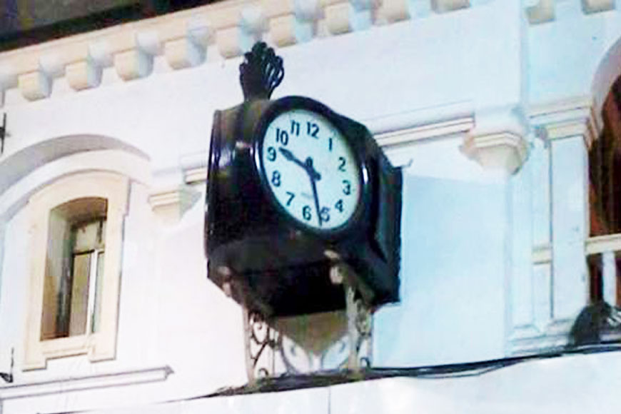 Boro Ghori, the silent timekeeper of Howrah Station