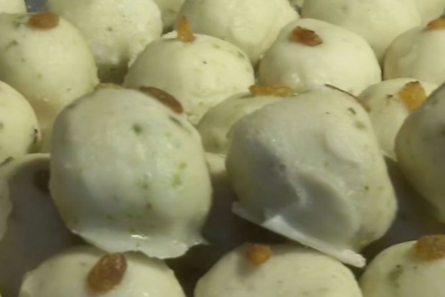 'Monohara' - the Bengali mish-mash between 'rosogolla' and 'sandesh'