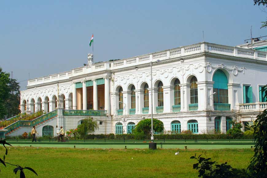 How are Mir Jafar and Lord Curzon associated with Kolkata’s National Library?