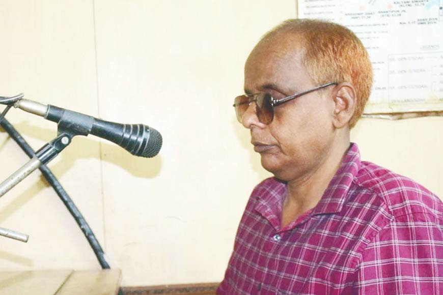 The voice behind Sealdah station announcements is that of the visually impaired Paritosh Biswas – GetBengal story