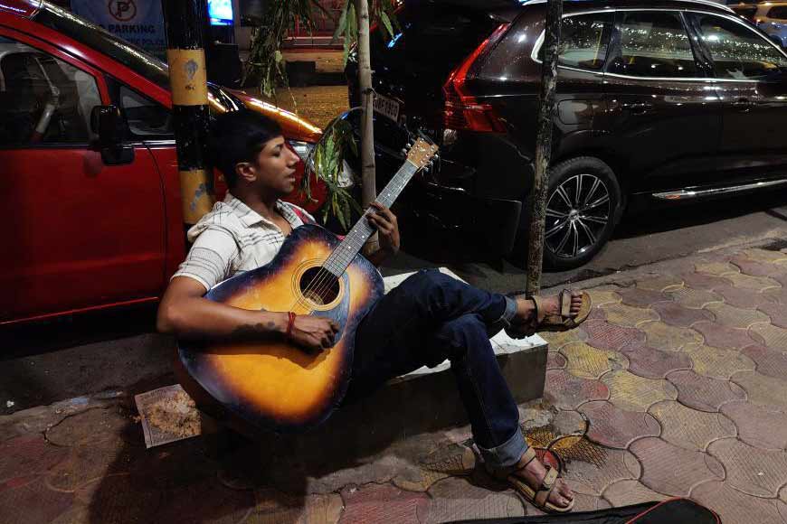 Rishav Ghosh breaks taboo by singing on the streets—GetBengal story
