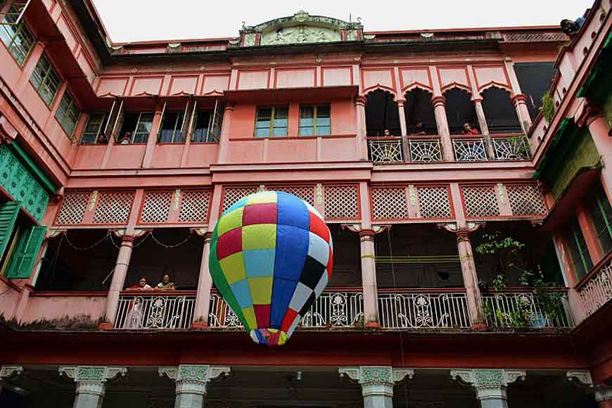 Dutta bari at Beadon Street continues with the art of crafting sky lanterns - GetBengal story