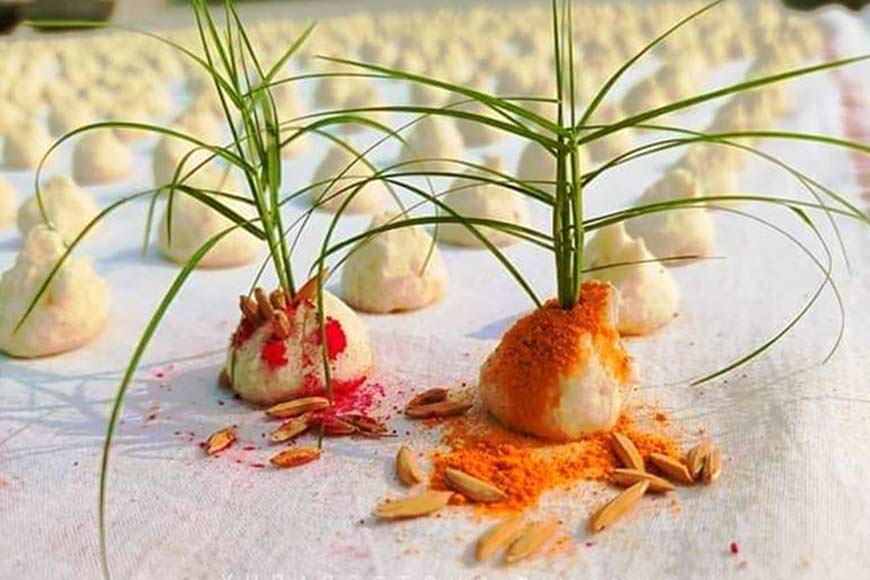 Meadow grass instead of tiara, basil leaves for veil: Lentil dumpling pair on their wedding pedestal