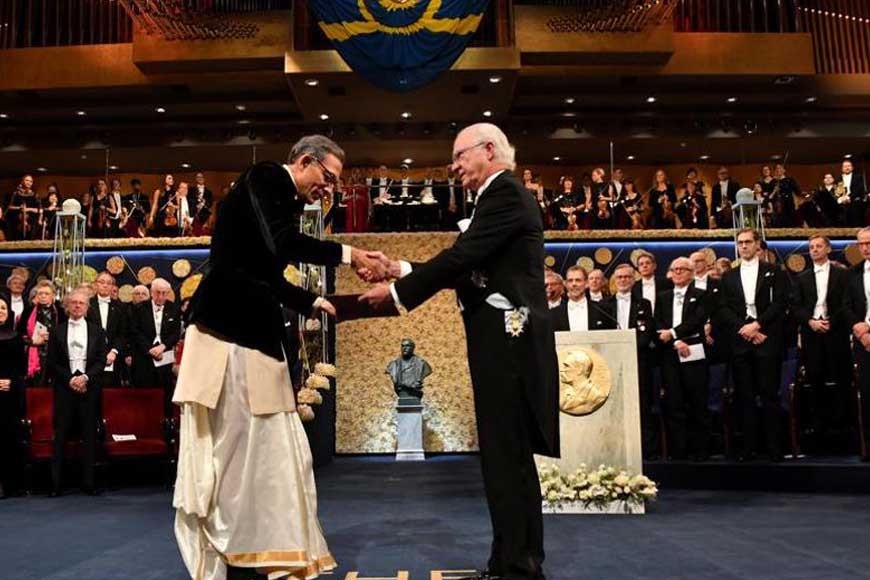 Abhijit Banerjee wore a dhoti while receiving Nobel Prize! How dhoti carries Bengal’s pride