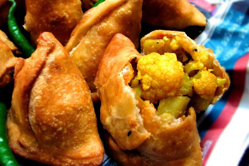 Where do you get the season’s best phoolkopir shingara in Kolkata?