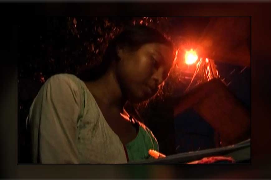 Howrah’s Suchorita fights poverty and studies under street-lights!