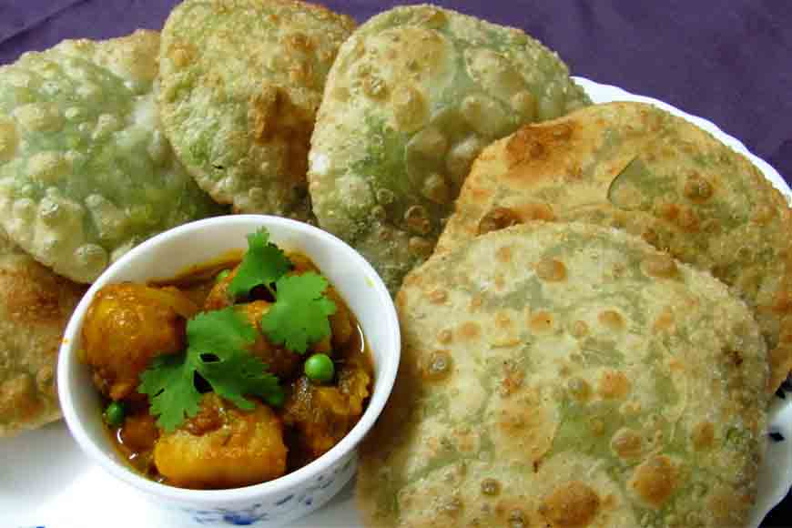 Phoolkopir Shingara or Koraishutir Kochuri?